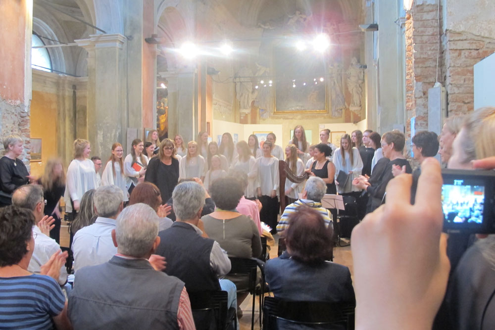 Esibizione del Coro femminile "Domus vox" dell'Islanda a Piacenza con l'accompagnamento dell'arpista ungherese CIFERIELLO DOMENICA